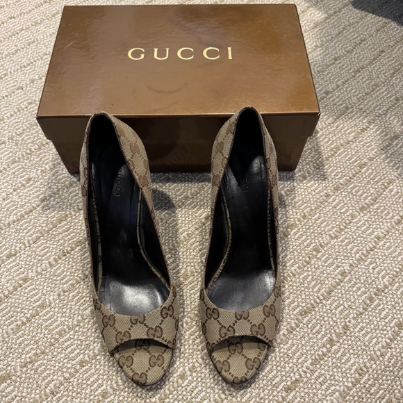 Gucci Shoes - Gucci Brown & Gold Bambi peep toe pumps beige ebony | size 9
